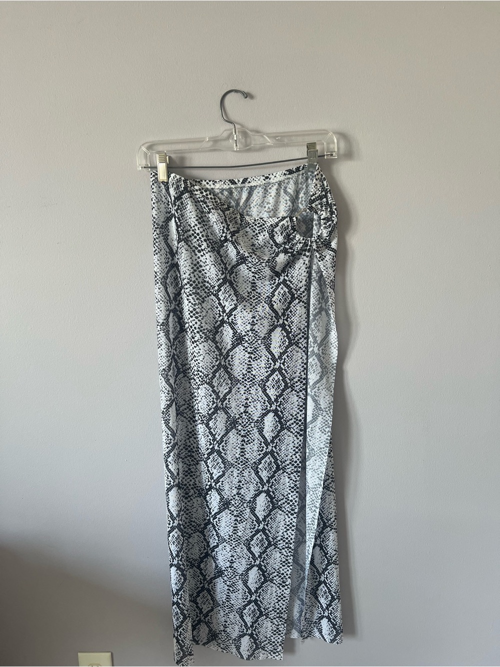 Kendall & Kylie Black and White Snake-Print Wrap